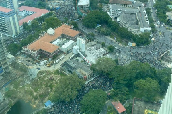 நாலாபுறமும் கொழும்பை சுத்தி வளைக்கும் மக்கள்: திணறும் இராணுவம் (படங்கள்) - ஐபிசி தமிழ்