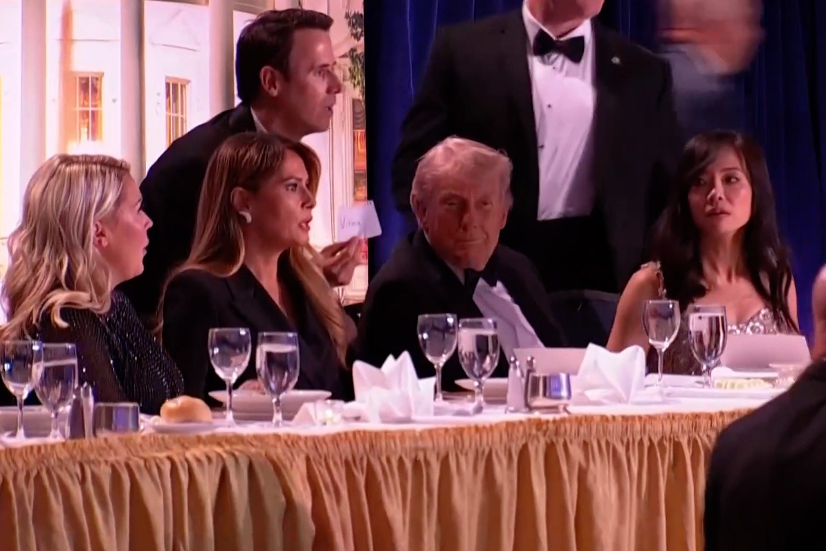 ட்ரம்ப் பங்கேற்ற நிகழ்ச்சியில் துப்பாக்கிச்சூடு: சில பெண்கள் செய்த மோசமான செயல் | While Trump Was Rushed To Safety After Shots