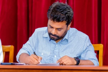 தேர்தலுக்கான வேட்பு மனுவில் கையொப்பமிட்டார் அனுர