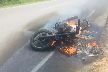 திடீரென தீப்பிடித்த மோட்டார் சைக்கிள்: தெய்வாதீனமாக உயிர் பிழைத்த குடும்பம்