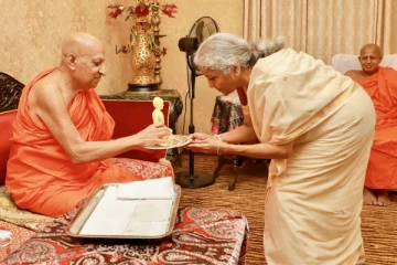 மகாநாயக்க தேரரை சந்தித்த இந்திய நிதி அமைச்சர்(Video)