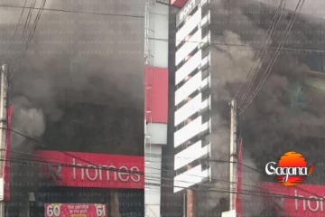 නගරේ මැද විශාල ගින්නක් - නිවන්න දැඩි උත්සාහයක්