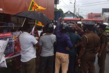 மாவீரர் நாளில் குழப்பத்தை ஏற்படுத்த சதி! யாழ் நகரில் போராட்டத்தில் ஈடுபட்டவர்களை விரட்டியடித்த பொலிஸார்