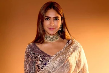 33 வயதில் இவ்வளவு அழகா.. நடிகை மிருணாள் தாகூரின் லேட்டஸ்ட் ஸ்டில்ஸ்!