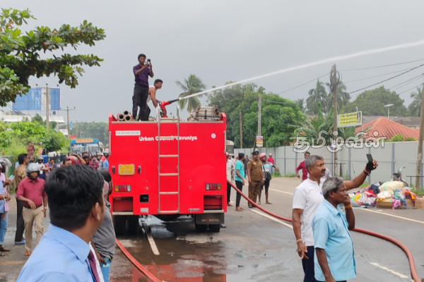வவுனியாவில் இலத்திரனியல் காட்சியறையில் தீப்பரவல்: பல இலட்சம் பெறுமதியான உபகரணங்கள் நாசம் | Vavniya Singer Fire வவுனியாவில் இலத்திரனியல் காட்சியறையில் தீப்பரவல்: பல இலட்சம் பெறுமதியான உபகரணங்கள் நாசம் | Vavniya Singer Fire
