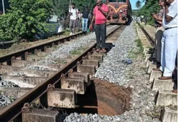 இலங்கையில் பாரிய ரயில் விபத்தை தடுத்து நிறுத்திய பெண்; பலரும் பாராட்டு! | Woman Stops Massive Train Accident In Sri Lanka