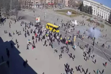 வீதியில் பொதுமக்கள் மீது கொடூர தாக்குதல்! உக்ரைன் வெளியிட்ட காணொளி ஆதாரம் (VIDEO)