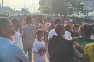 கூட்ட நெரிசலில் சிக்கி குழந்தைகள் உட்பட 31 பேர் பலி!