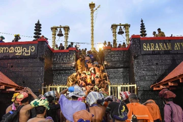 சபரிமலை கோவிலில் விதிக்கப்பட்ட தடை நீக்கம் - பக்தர்களுக்கு அனுமதி