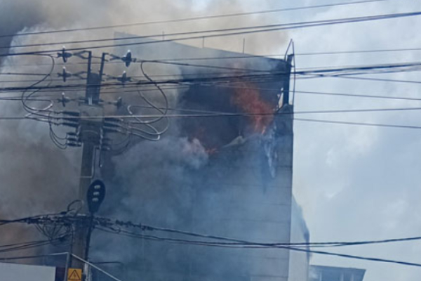 பெரும் தீ விபத்து! கொழும்பு - கண்டி வீதி முடக்கம் | Colombo Kandy Main Road Temporarily Closed