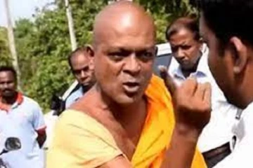 சுமணரத்ன தேரரால் அச்சுறுத்தப்படும் அரச உத்தியோகத்தர்கள்- வேடிக்கை பார்க்கும் காவல்துறையினர்!