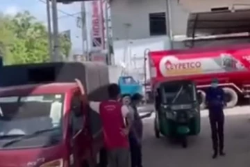 பட்டாசு கொளுத்தி பலத்த ஆரவாரத்துடன் டீசல் பவுசரை வரவேற்ற மக்கள்!(People)