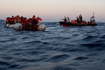 அகதிகள் படகு கடலில் கவிழ்ந்ததில்  பெண்கள் குழந்தைகள் உட்பட 42 பேர் பரிதாபமாக பலி