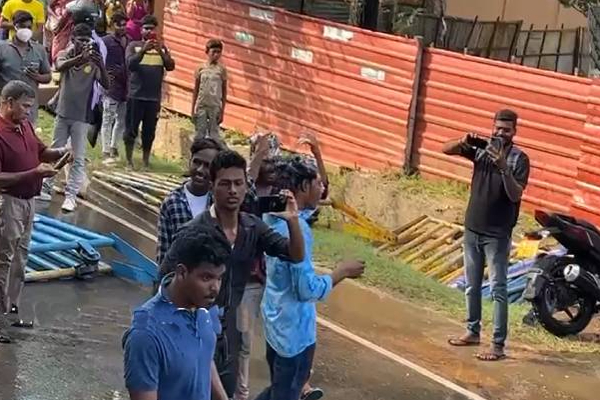 பொலிஸார் அடித்த தண்ணீரில் சம்போ போட்டு குளித்த யாழ்.இளைஞர்கள்! (புகைப்படங்கள்) | Jaffa Youth Bathed In Water Beaten By The Police