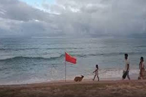கடலுக்கு செல்ல வேண்டாம் ; திருகோணமலை கடற்கரையில் சிவப்புக் கொடி எச்சரிக்கை | Do Go To Sea Red Flag Warning Trincomalee Beach