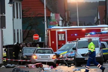 திருவிழாக் கூட்டத்துக்குள் வேண்டுமென்றே காரை செலுத்திய நபர்: 90 கொலை முயற்சிக் குற்றச்சாட்டுகள் பதிவு