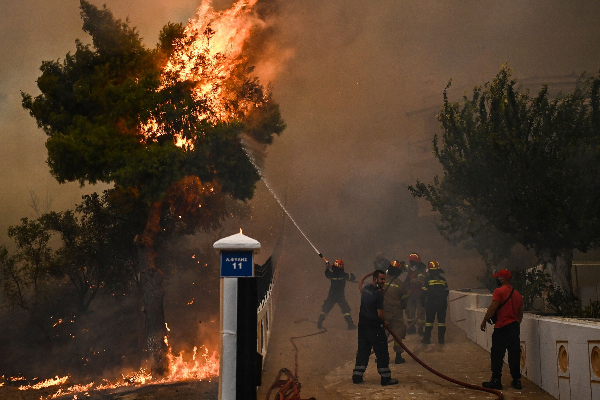 ஏதென்ஸ் அருகே கட்டுக்கடங்காத தீ; போராடும் விமானப் படையினர் | Uncontrollable Fire Near Athens Fighting Airmen