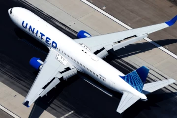 விமானம் புறப்பட்ட சில நிமிடங்களில் கழன்று விழுந்த டயர்., வெளியான காணொளி