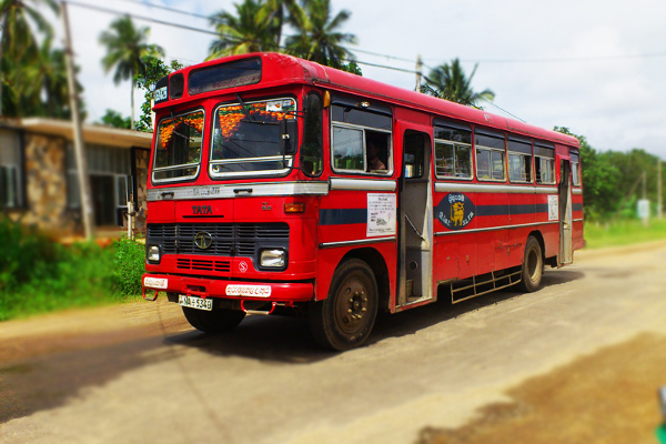 நிறுத்தாது சென்ற பேருந்து மீது கல் வீசிய யுவதி! | A Young Woman Threw A Stone At A Bus