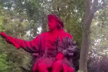 சர்ச்சையை ஏற்படுத்திய சிவப்பு சாயம் அடிக்கப்பட்ட கொலம்பஸ் சிலை