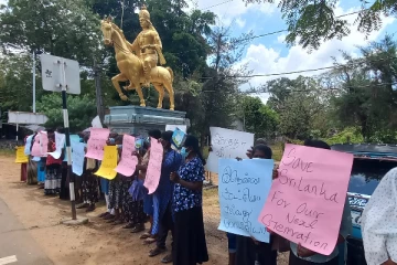 யாழ். சங்கிலியன் சிலை முன்றலில் ஆர்ப்பாட்டம் (படங்கள்)