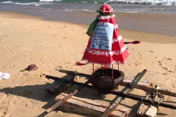 "தமிழில் வாசகங்கள்" யாழில் கரையொதுங்கிய மர்மப்பொருள்