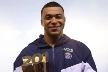 புதிய வரலாறு படைத்த கைலியன் எம்பாப்பே! கொண்டாடும் PSG அணி