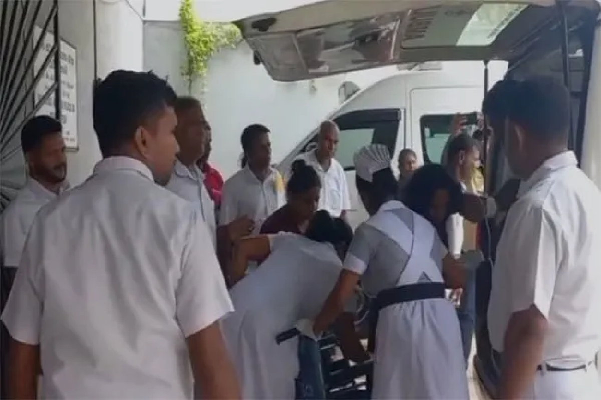 பிரபல பாடசாலையொன்றில் குளவி கொட்டுக்கு இலக்கான 20 மாணவர்கள் | 20 Students Stung By Wasps At A Leading School