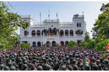 ஜனாதிபதி செயலகத்திற்குள்   9 பேர் கைது ; இருவர் வைத்தியசாலையில் அனுமதி!