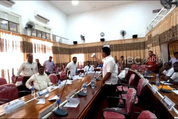 அறிக்கையை கிழித்தெறிந்து வெளியேறிய ரெலோ - மூண்டது உக்கிர மோதல்! | Batticalo Municipal Council Mayor Tna Telo Parties