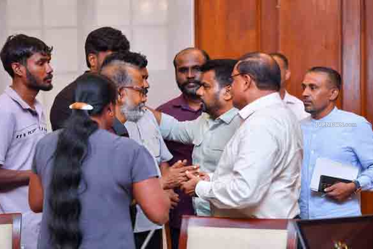 சவூதி அரேபியாவில் மரண தண்டனை; அனோஜனின் குடும்பத்திற்கு ஜனாதிபதி வழங்கிய உறுதி மொழி | Sentence Saudi President Assurance Anojan Family சவூதி அரேபியாவில் மரண தண்டனை; அனோஜனின் குடும்பத்திற்கு ஜனாதிபதி வழங்கிய உறுதி மொழி | Sentence Saudi President Assurance Anojan Family