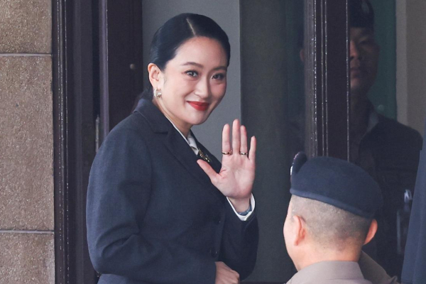 தொலைபேசி உரையாடலால் பறிபோன பிரதமர் பதவி | Thai Prime Minister Dismissed Phone Conversation