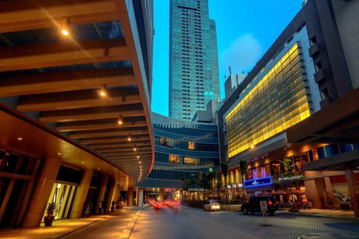 இந்தியாவின் ஆடம்பர சந்தை எதிர்கொள்ளும் சவால்: உயர்தர வணிக வளாகங்களின் பற்றாக்குறை | India S Luxury Market Lacks Malls