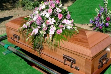 சவப்பெட்டியால் வெடித்த சர்ச்சை ; தாயிற்காக 15 கோடி செலவழித்த மகன்