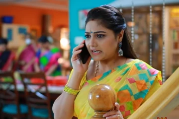 துளி கூட மேக்கப் இல்லாமல் ரோஜா சீரியல் பிரியங்கா நல்காரி! அவரா இது?