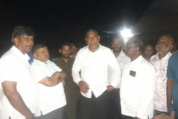 மன்னார் நகர சபை கழிவு குவியலில் தீ பரவல் ; பெரும் அவதியில் மக்கள் | Fire Breaks Out At Mannar Municipal Dump