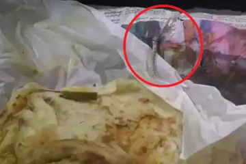 புரோட்டாவில் இருந்த பாம்பு சட்டை! இணையத்தில் வைரலாகும் ஷாக் புகைப்படம்