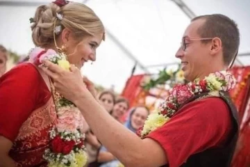 அம்மி மிதித்து... அருந்ததிபார்த்து....பலரையும் வியப்பில் ஆழ்த்திய  வெள்ளைக்கார  தம்பதிகள்!