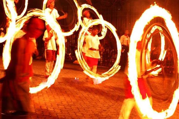 தீப்பந்தம் சுற்றிய இளைஞனின் உயிரை பறித்த மின்சாரம்! | Electricity Took The Life Young Man Around Torch