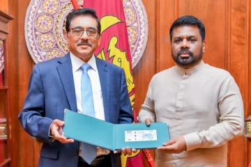 இலங்கை மத்திய வங்கியின் 75 ஆவது ஆண்டு ; 2000 ரூபாய் புதிய நாணயத் தாள் ஜனாதிபதியிடம் கையளிப்பு