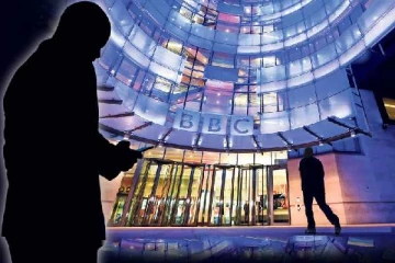 இளைஞரின் அந்தரங்கப் படத்திற்காக 37 லட்சம் செலவிட்ட பிரித்தானிய ஊடக பிரபலம்: தாயார் புகார்