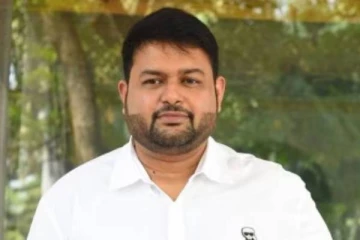 இசையமைப்பாளர் தமனுக்கு விலையுயர்ந்த பரிசு கொடுத்த பிரபல முன்னணி நடிகர்.. போட்டோ இதோ