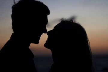 ஒரு முத்தத்துக்கு இத்தனை சக்தியா; முத்த தினம் இன்று - சுவாரஸ்ய பகிர்வு!