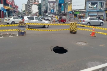 வெள்ளவத்தையில் பிரதான வீதி ஒன்றில் தோன்றிய குழி