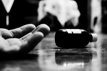 கண்ணீர் அஞ்சலி போஸ்டர் ஒட்டுங்கள் - நண்பர்களுக்கு செய்தி அனுப்பிவிட்டு தற்கொலை செய்த இளைஞர்