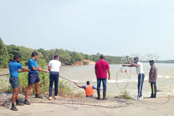 வெள்ளத்தில் இழுத்து செல்லப்பட்ட வைபர் வயரினை மீட்கும் நடவடிக்கை! | Operation Rescue Bilge Wire Swept By Flood