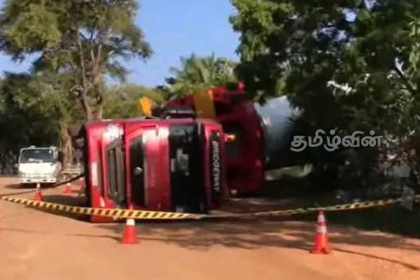 மன்னாருக்கு காற்றாலை விசையாழியை ஏற்றிச் சென்ற வாகனம் விபத்து | Wind Turbine From Trincomale China Bay Port Mannar மன்னாருக்கு காற்றாலை விசையாழியை ஏற்றிச் சென்ற வாகனம் விபத்து | Wind Turbine From Trincomale China Bay Port Mannar