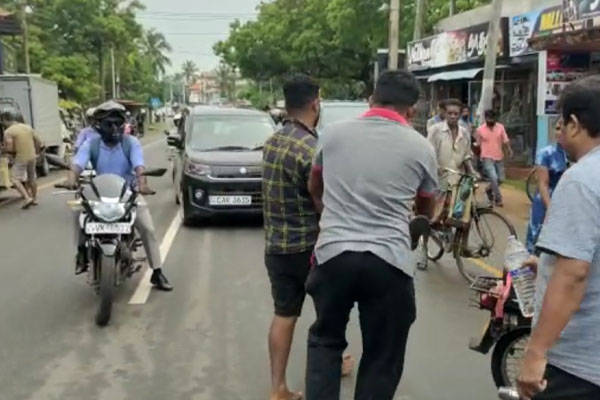 யாழில் இடம் பெற்ற விபத்து; பெண்ணொருவர் ஆபத்தான நிலையில் | Jaffna Accident