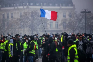 பிரான்ஸில் நாடு முடங்கும் அளவிற்கு போராட்டம்!