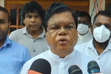 சில அதிகாரிகளை கையாள்வது மிகவும் கடினமானது - பந்துல குணவர்தன